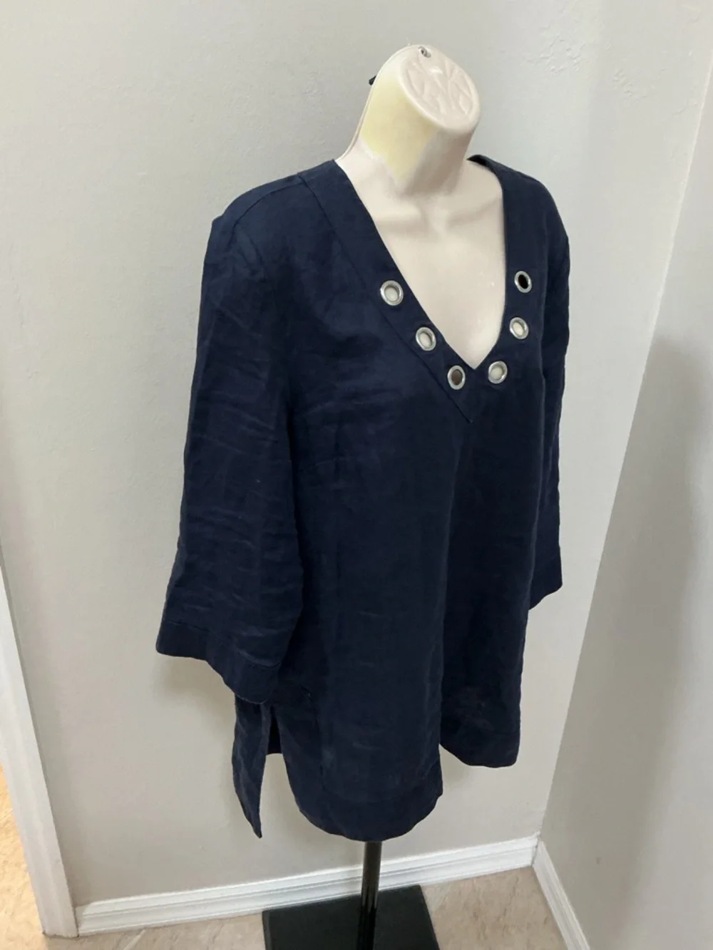 Neiman Marcus linen Navy V-Neck Grommet Tunic Top - Women size large - Picture 2 of 5